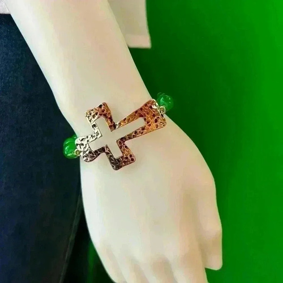 Kelly green bracelet with hammered silver cross, stretchy - Picture 1 of 4
